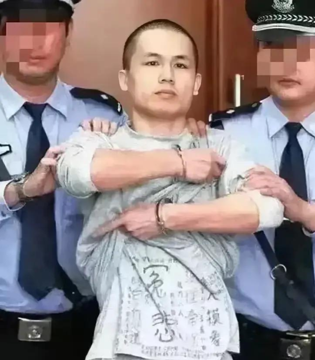 2013年，深圳民警李才坤，被判处死刑。面对记者的镜头，他突然伸出戴着手铐的双手，猛地掀起自己的衣服，只见衣服上赫然写着“喊冤”两个大字！

主要信源：（人民网——《被告人李才坤一审判死缓》）

2013年10月29日，深圳市中级人民法院门外，警灯闪烁。

一名身穿蓝色囚服、戴着手铐的年轻男子被法警