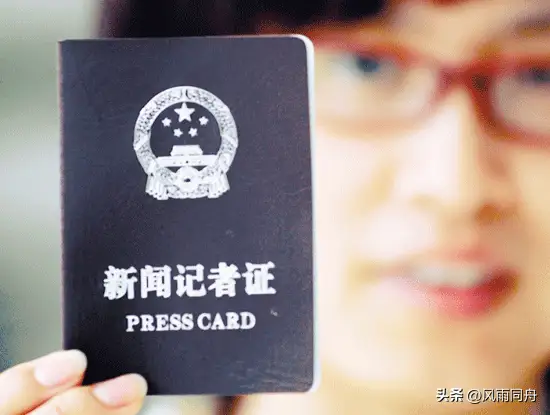 江西台记者采访遭掌掴，这个打人者是谁？谁给他的底气还是嚣张跋扈习惯了？

这一记耳光，不仅扇在了记者的脸上，更扇在了法治社会的文明脸上。当视频画面中，那只粗暴的手扬起又落下，那种隔着屏幕都能感受到的戾气，瞬间点燃了无数网友的怒火。

我们不禁要问：究竟是什么样的底气，让一个人在大庭广众之下，敢对履行