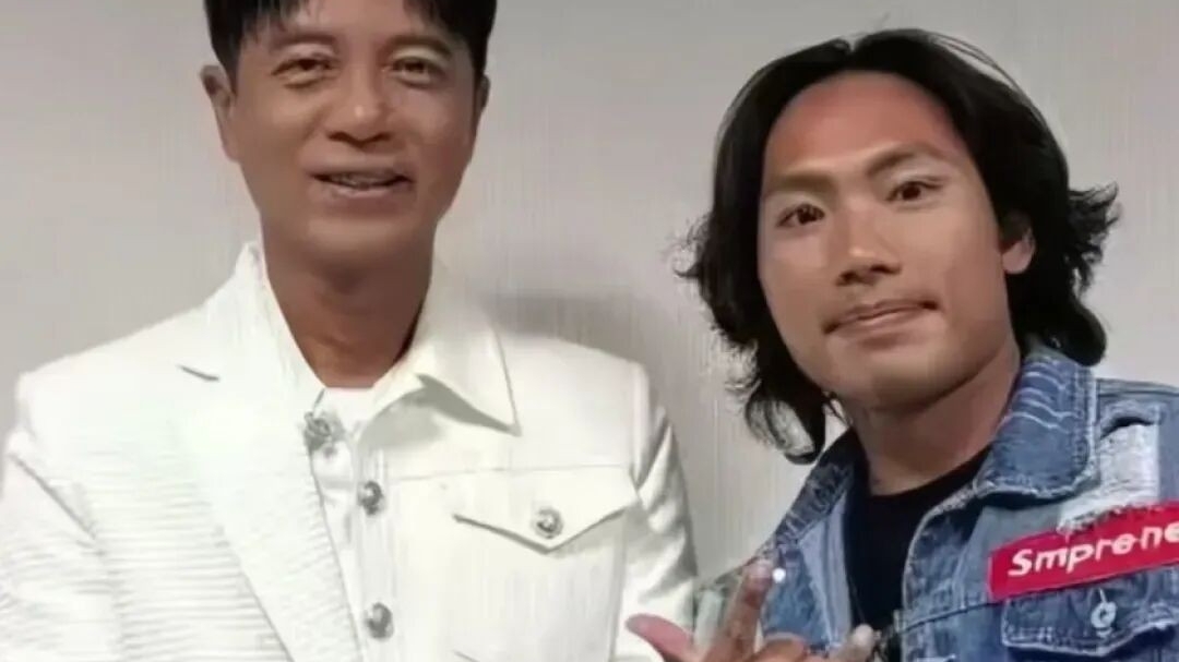 李克勤演唱会迟到，草根歌手侯浪救场，把别人演唱会开成个人专场