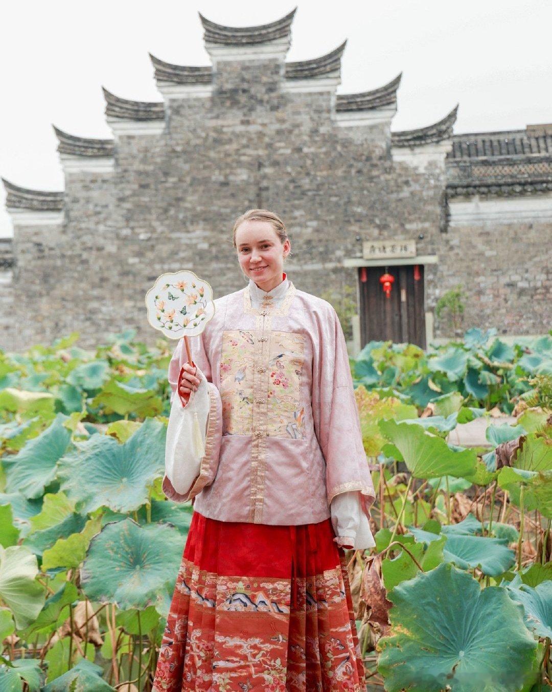 去年在福地宁波站状态回春
一举夺冠抢到大年终席位
莱巴金娜随后在利雅得勇夺年终总决赛桂冠
再到今年年初澳网解锁澳网女单冠军
莱巴金娜扶摇直上
再今年美网首次登顶世界第一
这一步步，来之不易
起起伏伏的娜娜迎来了自己的又一个高光时刻

#莱巴金娜成为新科世界第一##wta[超话]# ​
