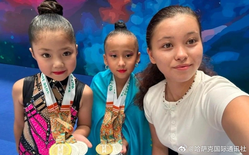 🤸【阿斯塔纳8岁体操小将闪耀中国赛场！】

来自阿斯塔纳的8岁艺术体操小将梅迪娜·叶森别克，在广东惠州举行的第十五届“钟玲杯”艺术体操俱乐部邀请赛中一举斩获🥇1金🥈2银！

更特别的是，她身着融入哈萨克传统民族纹样的比赛服，在民族音乐伴奏下完成整套动作，将哈萨克斯坦文化元素带上了国 ​