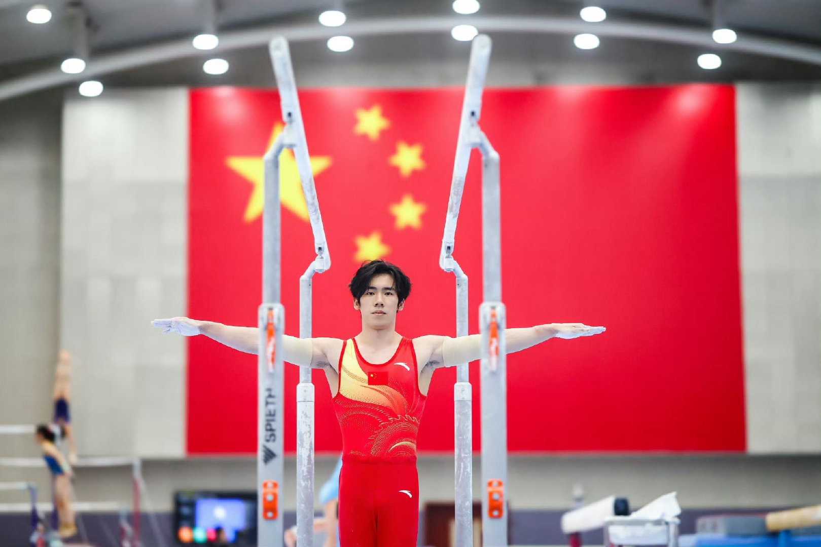 #张博恒回望三年前亚运集体照#张博恒晒出三年前杭州亚运会集体合照回望过往。
当年杭州亚运他斩获三枚金牌，成为三金王。时隔三年，以中国体操男队队长身份再度出征亚运。日常依旧坚持加练，期待名古屋赛场交出精彩发挥。#张博恒亚运再出发# ​