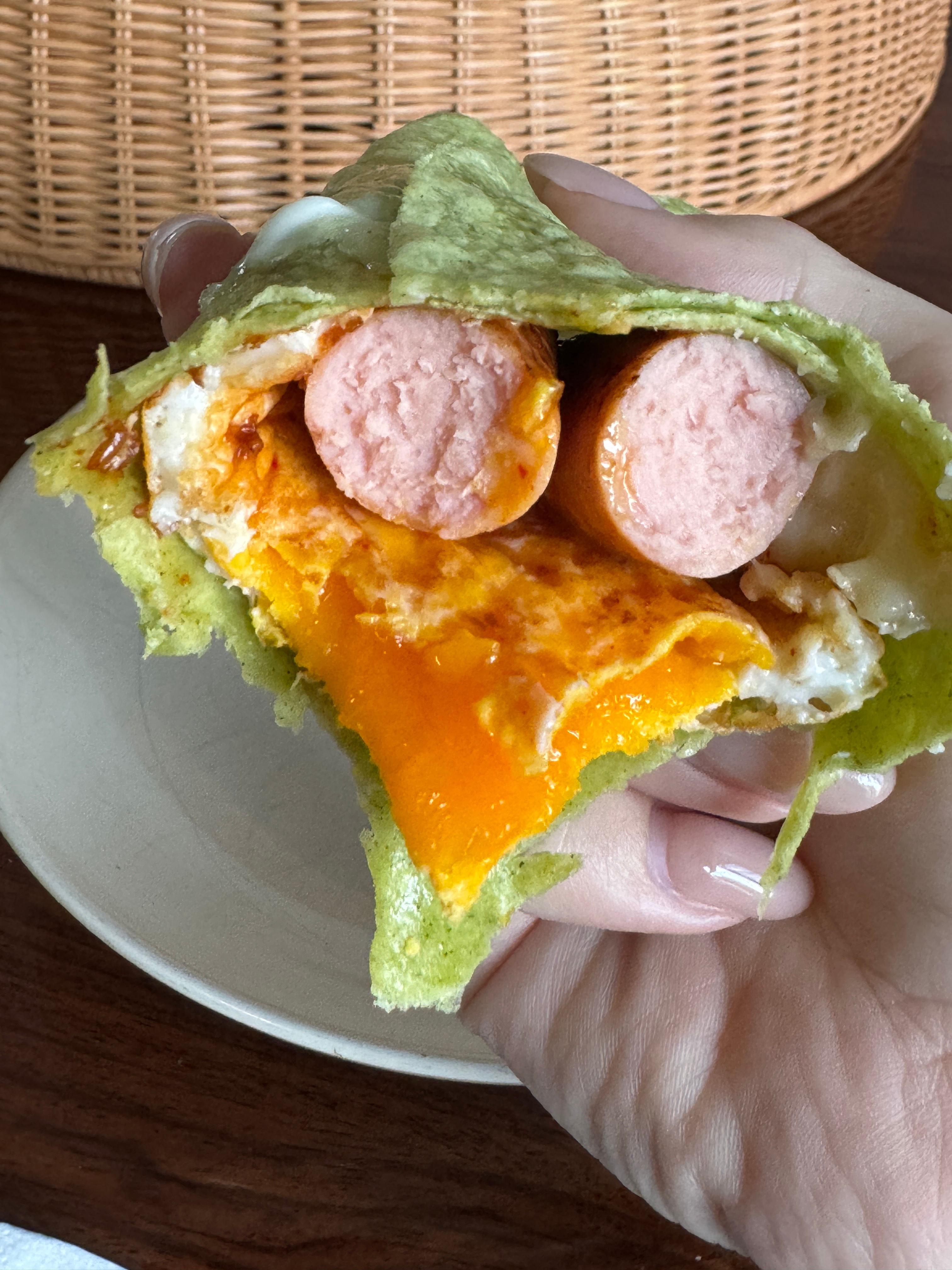 今天早餐吃什么 朴实无华的早餐罢了🌯装逼，其实巨好吃，放了奶酪沙拉酱烧烤酱煎蛋煎香肠的菠菜卷饼，香哭了[捂嘴哭] ​​​
