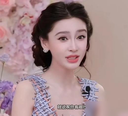 37岁杨颖在直播间差点被弹幕骂哭了。高清镜头怼脸，眼纹法令纹全现形，网友刷屏说老。她带着哭腔说：现在镜头真的太高清了，大家要求真的好难，想哭。说完又硬憋回去，补了句没关系。
就这一下，直播间热度直接拉爆。
有意思的是，三天前她刚带儿子小海绵在环球影城被偶遇，同款魔法袍，状态松弛得很。结果一回到高