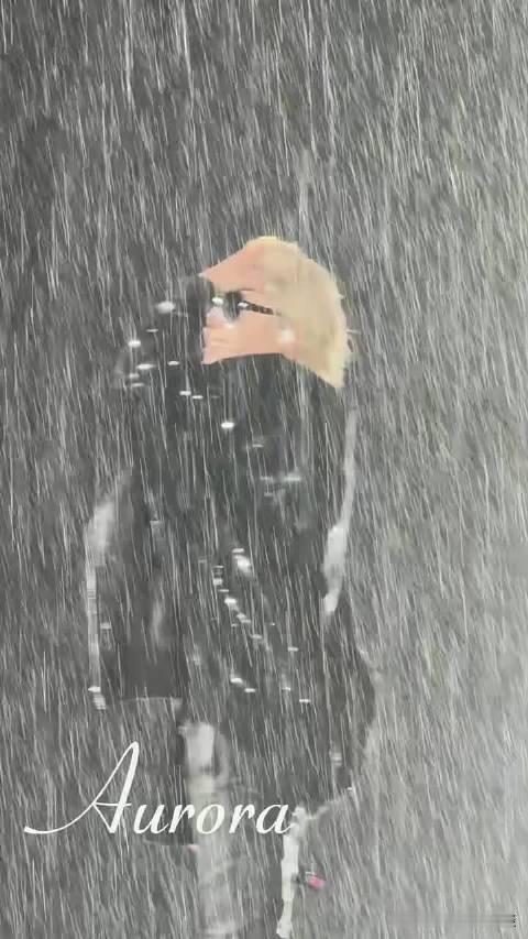 上海突如其来的暴雨，直接把范丞丞淋出氛围感湿发造型。
网友玩梗调侃，雨势大到只差一瓶洗发水就能现场洗头😂

暴雨突袭，看着在雨里演出的范丞丞，还有冒雨赴约的丞星姐姐，着实让人揪心。

可这场大雨没有浇灭现场热情。
大家伴着雨水一同狂欢，
