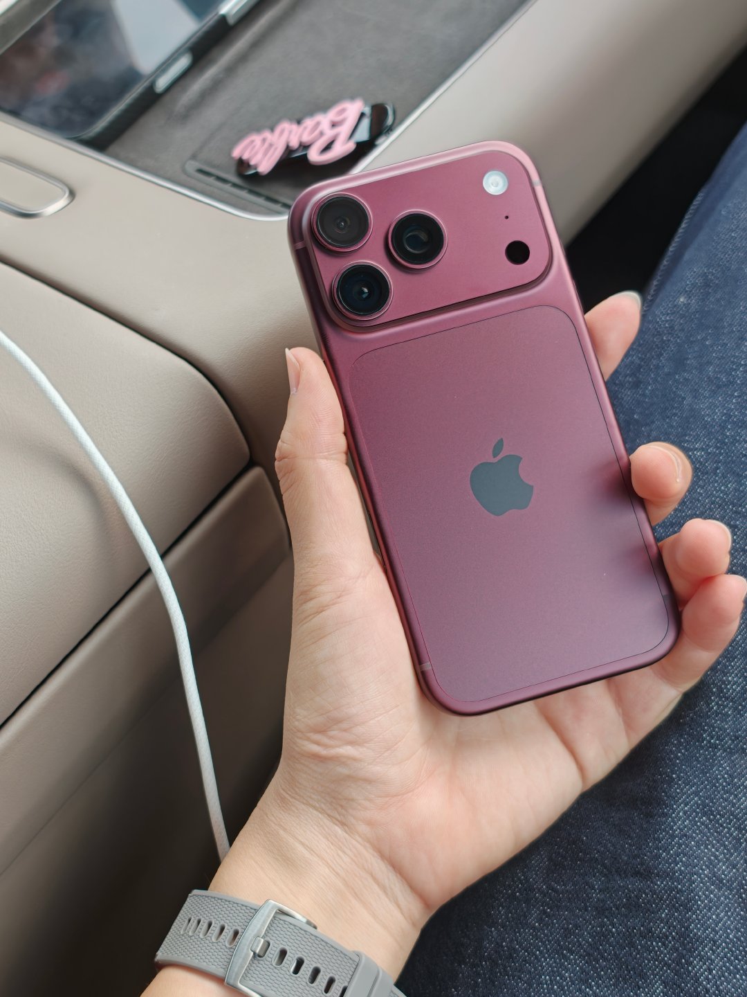 尊贵的领导给我换了iphone18pro1TB勃艮第红
谢谢领导!

那换下来的旧手机放去哪里呢？ ​