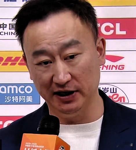 刘维伟回老东家不满被球迷喊下课，当场回怼吃T！CBA从此又诞生一名场面。

昨晚CBA常规赛，浙江男篮88比80击败青岛男篮。比比分更炸的，是最后时刻场边那一幕：主场球迷冲着青岛主帅刘维伟齐声高喊“刘维伟下课”。

刘维伟愣了一下，随即转过身，隔着技术台直接回怼：“我下什么课？我早都离开浙江了，我怎