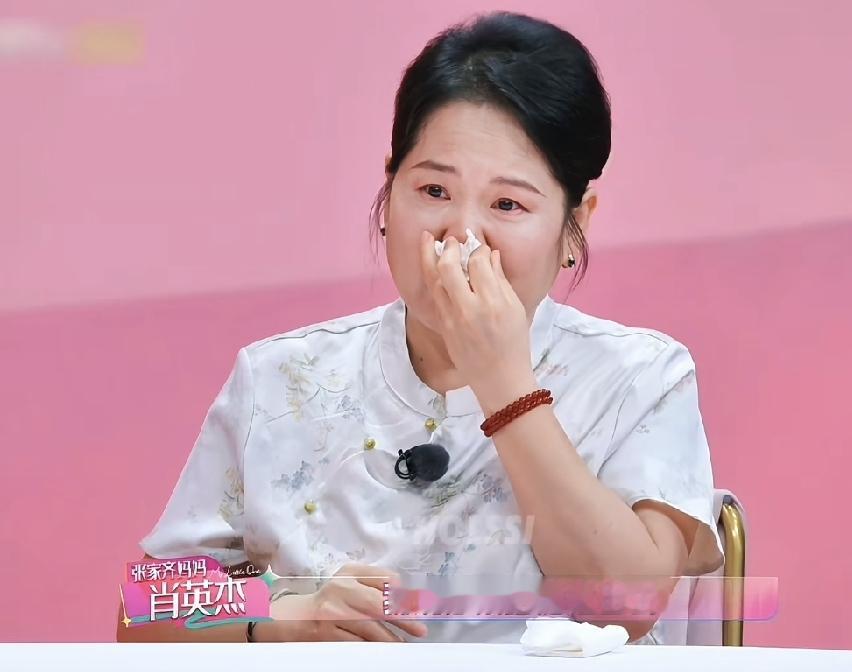 张家齐妈妈节目里泪崩，终于说出了不维护女儿的原因了。
她说，“家齐她有这样的成绩，能往上走，必须往上走，我必须给她推出去。”

有网友说， 家齐妈妈就是只在乎女儿飞的高不高，不在乎她累不累。

但仔细想想，家齐已经吃了那么多苦，如果没有拼出成绩，文化课也没跟上，也上不了什么好大学，家里爸爸妈妈也不上