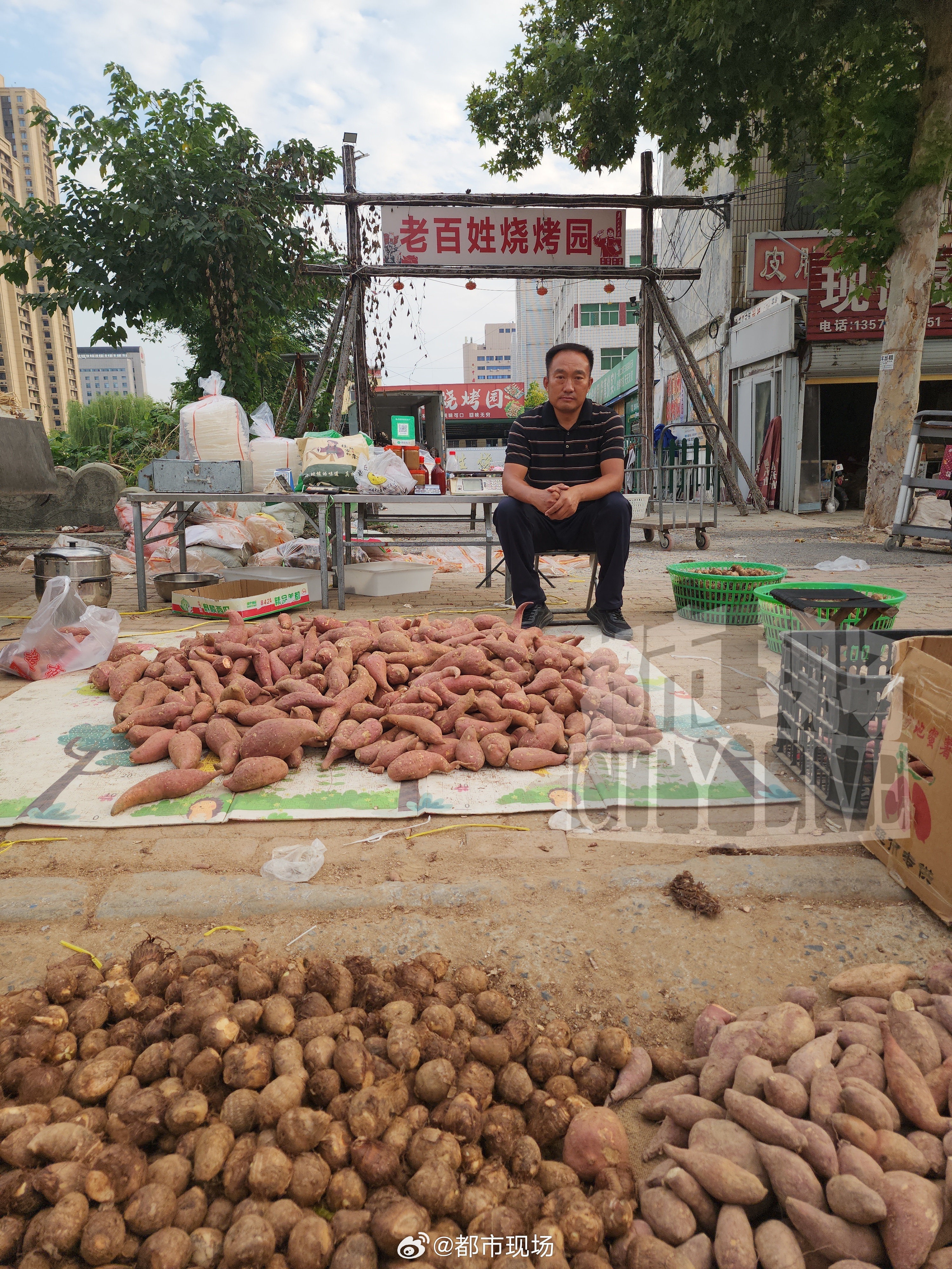 【#菏泽烧烤店主改卖红薯# 】近日，山东菏泽一烧烤店老板因实名举报入藏菏泽市博物馆的元青花杯失踪后，遭5个部门约15次检查一事，引发关注。

9月13日，涉事烧烤店店主告诉都市现场记者，烧烤店关闭后，为减少损失，他选择在曾经的烧烤店门口卖红薯。

据张先生介绍，烧烤店无法继续经营后，他在店门 ​