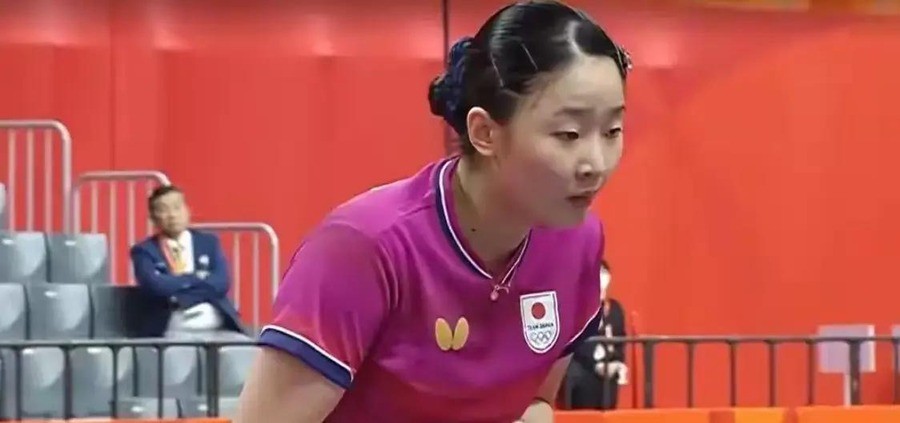 18岁张本美和4-0复仇朝鲜黑马，9天连轴转累到闹钟都听不见，半决赛撞上11胜1负的王曼昱，四金梦只剩最后两条命
张本美和走下球台的时候，脸上没有任何表情。11-7、12-10、11-8、11-7，四局零封金琴英，整场耗时不到40分钟。这个比分搁在两个月前，没人敢信。
2024年亚锦赛女单决赛，金琴