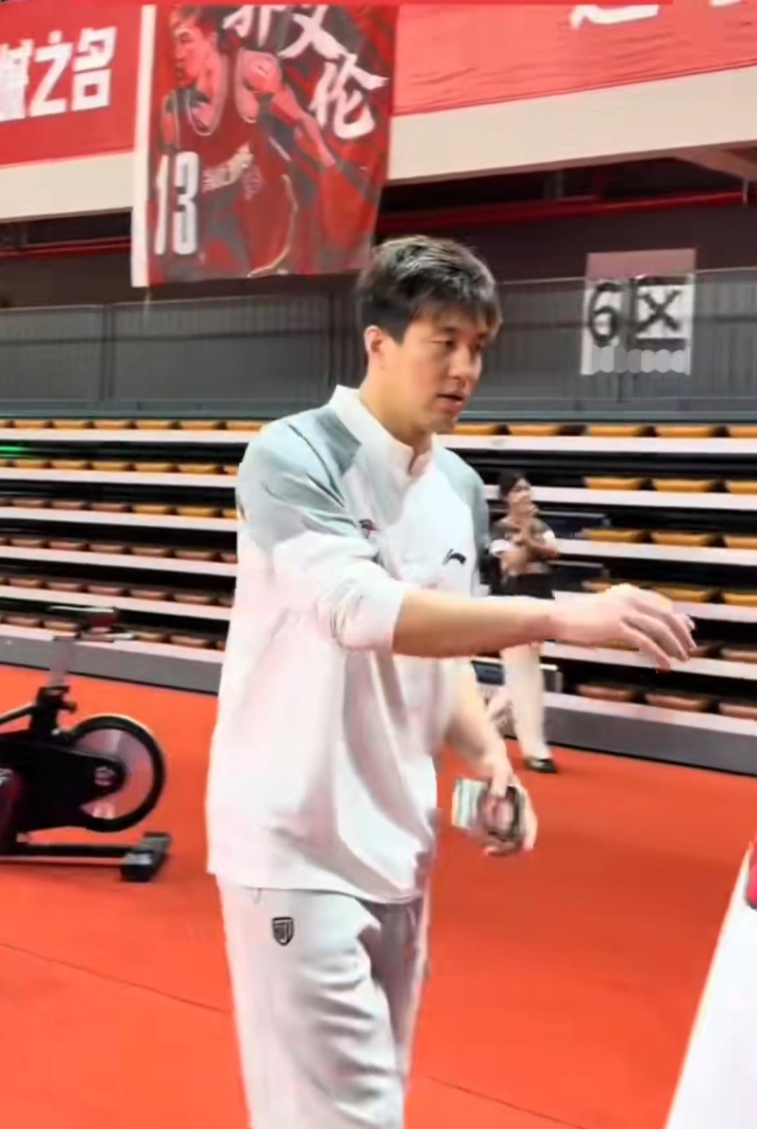 郭艾伦病体现身龙狮主场，为球迷签名。昨天广州龙狮主场比赛，郭艾伦拖着伤...