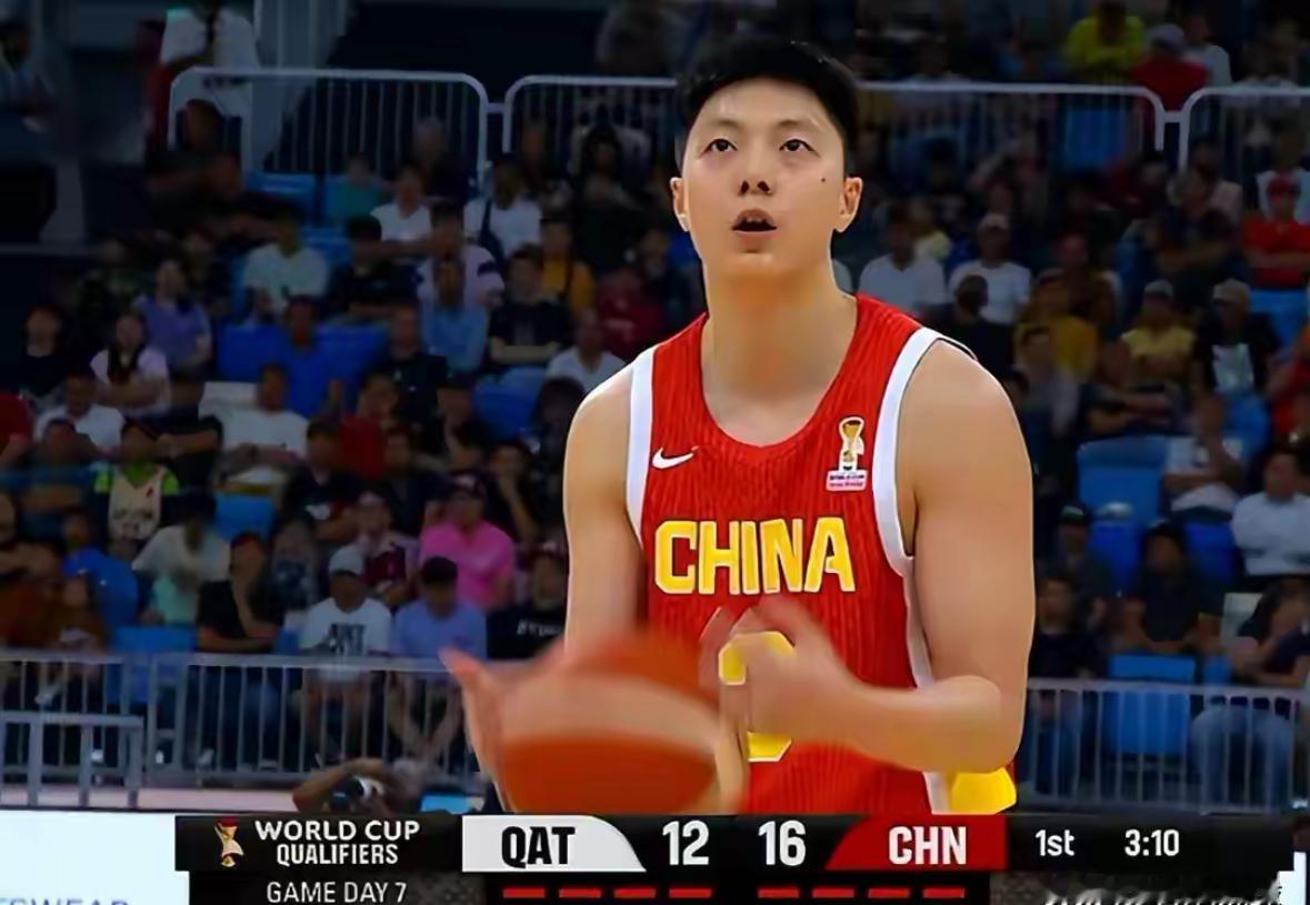 终于看到胡明轩的高光表现。很多人对胡明轩进国篮有异议，因为小胡在广东队打得很一般，名气大贡献小。但昨晚对卡塔尔一战确实表现亮眼，三个三分，四次助攻，还有突破造犯规罚篮，获得全队笫二高分，仅次于杨瀚森，希望他再接再厉，继续发挥高水平。