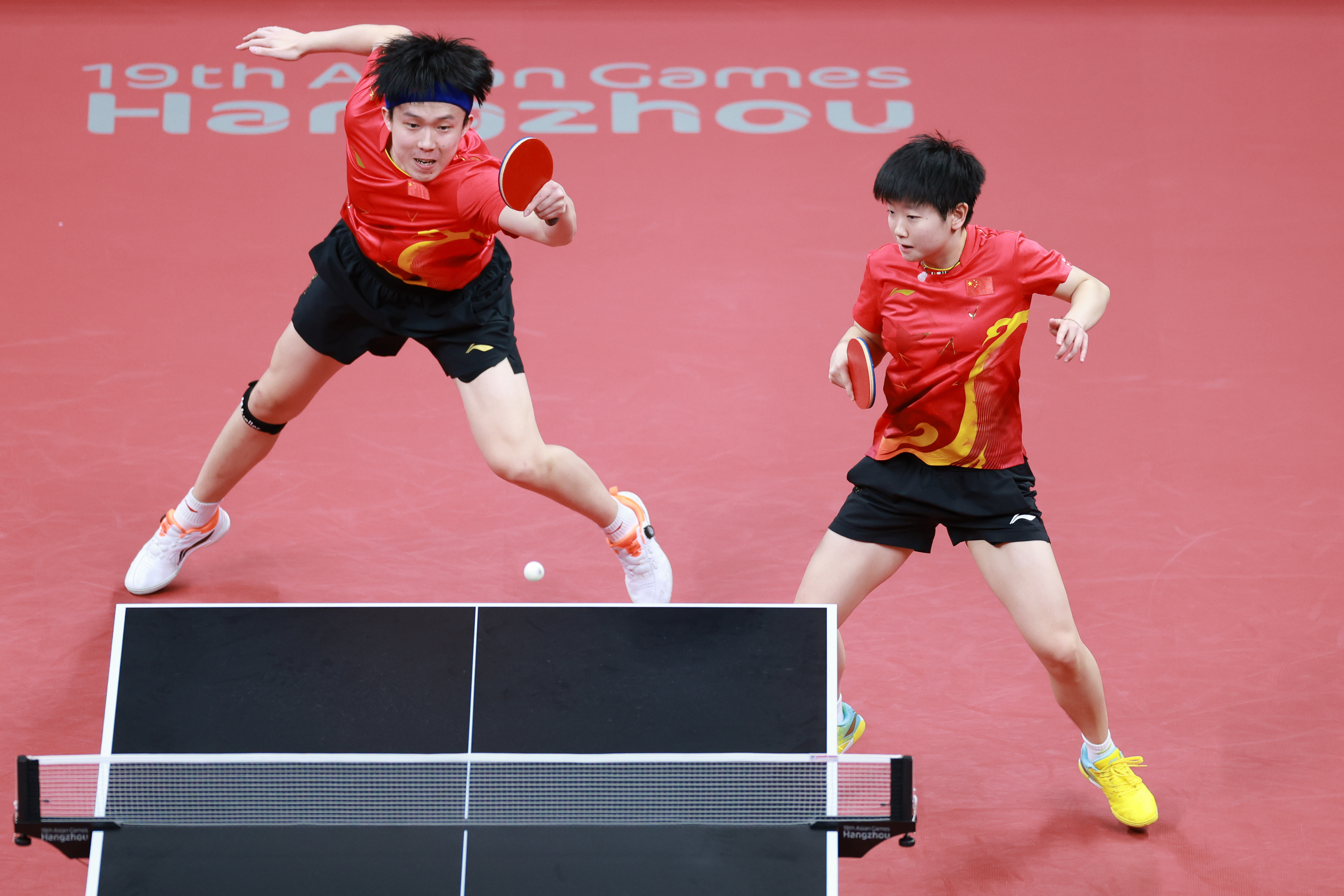 混双决赛莎头对阵栋曼，金银牌已经稳稳到手。
    今天18:30亚运会混双决赛，国乒上演队内对决！
王楚钦孙颖莎迎战林诗栋蒯曼，金银牌已经稳稳收入囊中。
    一边是大赛经验老道的莎头，一边是冲击力满满的年轻组合。队内较量没有好打的球，每一分都得实打实去拼。
希望几位选手放