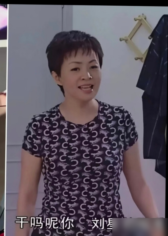 65岁宋丹丹穿20年前旧衣现身，惊到我了。
就是《家有儿女》里刘梅穿的那件Celine，当年要五千多，后来拍《金太狼的幸福生活》她也穿过，这次去那英演唱会穿，居然完全合身。
她几十年雷打不动晨跑、快走、洗冷水浴，饮食从来控制得很严，半点不松懈。
好多网友调侃，别说20年，自己10年前的衣服都塞