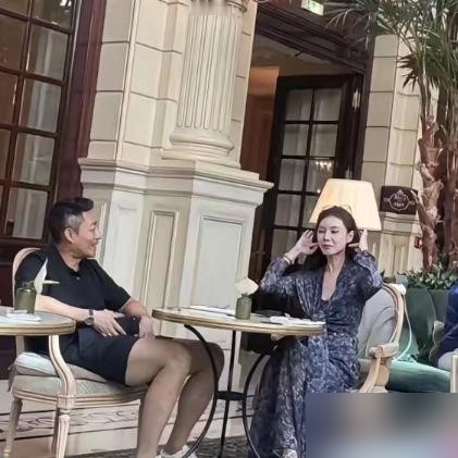 汪小菲新老婆在巴黎被拍，浑身上下没一个Logo，网友却说她终于穿明白了。
以前马筱梅走哪都是紧身裙、恨天高，头发丝都透着紧绷。这回照片里，她就套了件旧旧的亚麻衬衫，配条松弛的阔腿裤，脚踩一双看不出牌子的乐福鞋。颜色也素，奶油白加燕麦色，全身不超过三种。
有人酸，说这是嫁了人开始不修边幅。但懂行的