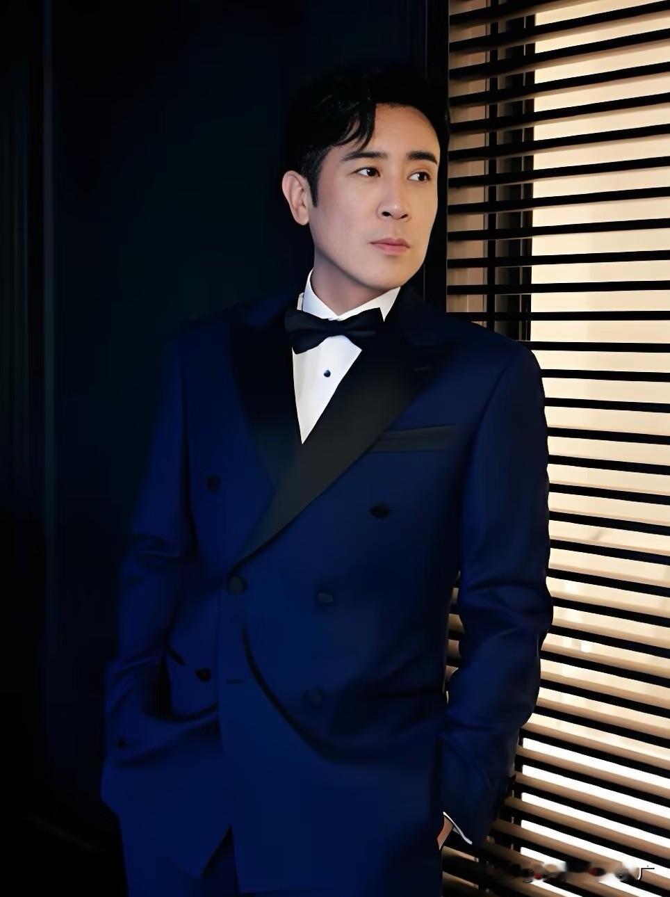 一张脸演完半部三国，三座白玉兰奖杯在手——于和伟，凭什么成为内娱“剧保熟”的代名词？

从《新三国》里隐忍仁厚的刘备，到《军师联盟》中霸气侧漏的曹操，他用一张脸演活了蜀汉之主与乱世枭雄。但于和伟的“剧抛脸”远不止于此。

《觉醒年代》 中，他是哭国家积弱、哭对家人愧疚的