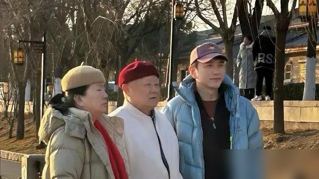 王仁君这张全家福，把他亲爹的气质全暴露了。
老爹站得笔直，一脸正气，老妈在旁边笑得温厚。没有豪宅，没有大牌，就是普通人家那股子干净劲儿。再看王仁君，刚拿完飞天奖优秀男演员，转头在《人民日报》上写了篇《不负时代不负先辈》。
他说演青年毛泽东，是场“精神长征”。这话从他嘴里说出来，不虚。因为家里就这