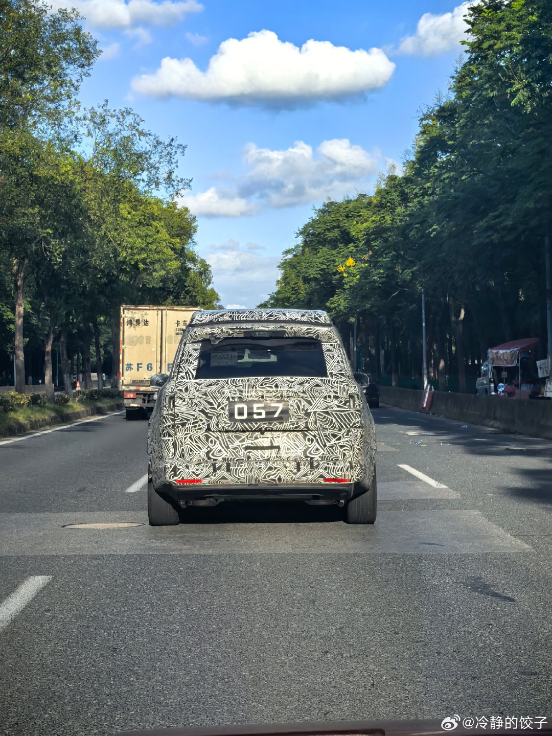 路遇小米澎程带车顶帐篷的伪装车
从屁股后面乍一看还以为是享界 G9
都是方盒子造型带车顶帐篷[doge] ​