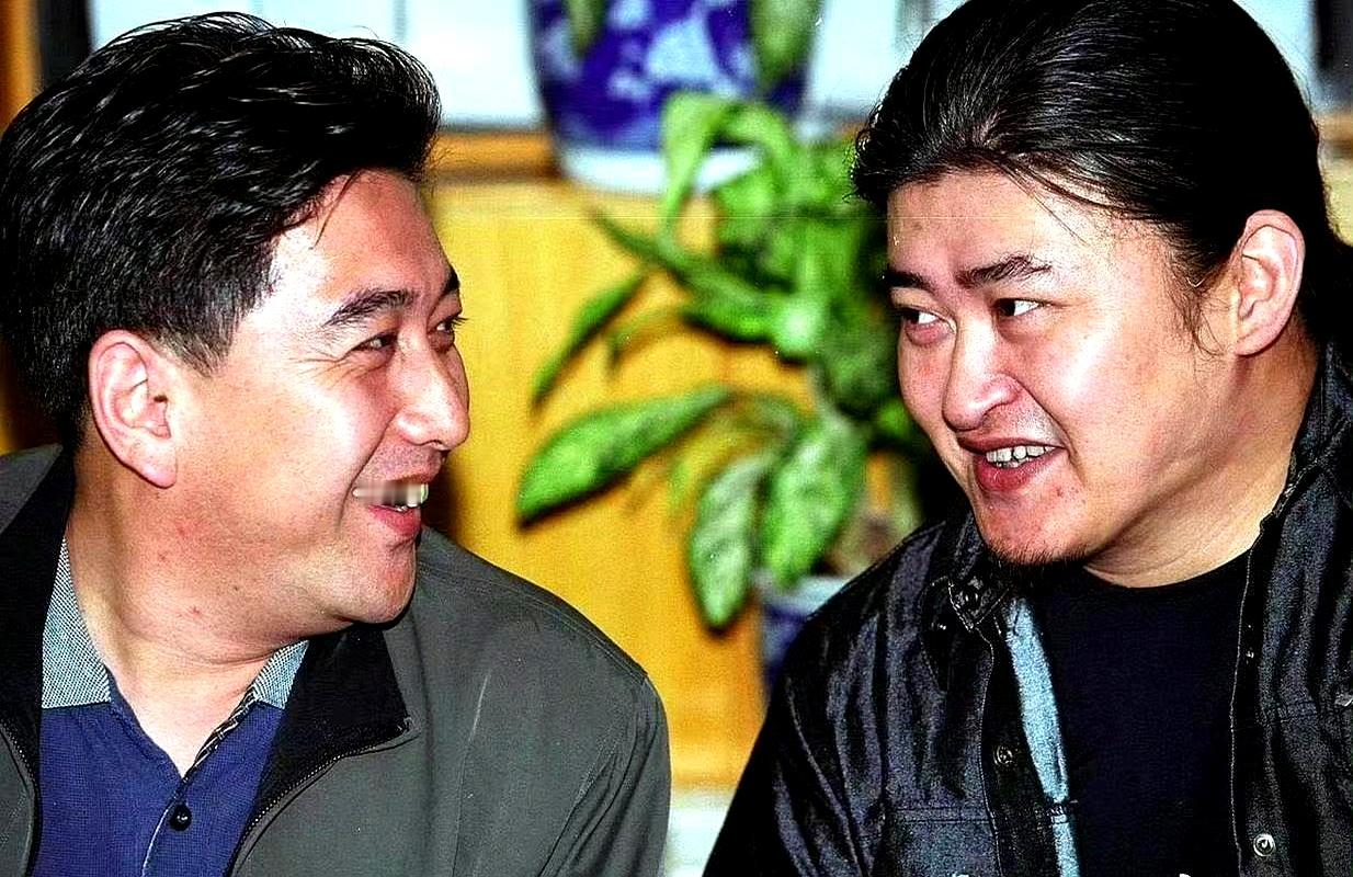 水均益给刘欢妻子的书《嫁给刘欢》写序这事，当年不少人觉得新鲜。
 

一个跑国际新闻的央视主持人，一个搞音乐的流行歌手，平时看着隔着行当，私底下却能促膝长谈到深夜
 

谁能想到水均益会发出“痛失我欢，你怎么走的这么急”的痛惜感叹。
 

原本他还计划着近期约上几个好友跟欢哥碰个面，没想到这个心愿再