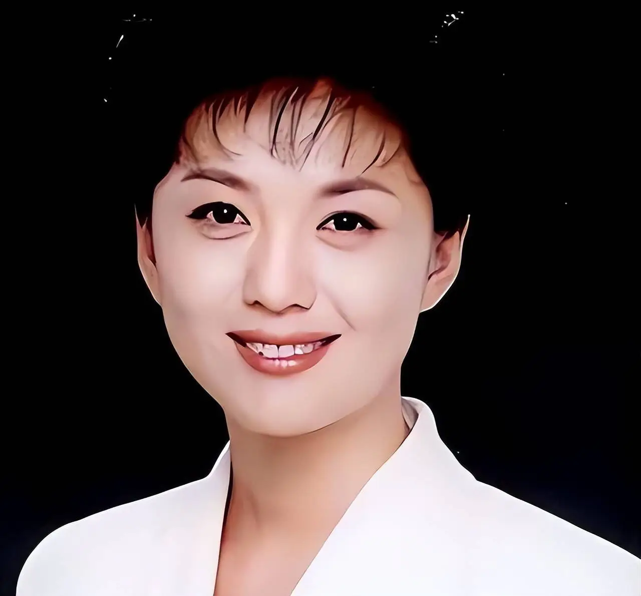 1999年，27岁的央视主播海霞去大姐敬一丹家串门吃家常饭，正巧撞上了比自己大11岁的清华抗肿瘤专家罗永章；这位从美国归来的科研硬汉在听到海霞脱口而出“我就是海霞”时，竟当场害羞得满脸通红，全靠敬一丹在中间打趣牵线、要留电话，这才让终日泡在实验室里的顶级科学家与电视机里的当家花旦搭上了缘分的桥梁。
