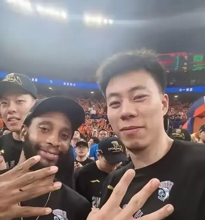 上海男篮能否完成三连冠！恕我直言几乎不可能，原因有四点。

但“不可能”，也不能只靠一句“国产一号位不够强”就下。

季后赛打到看的从来不只是纸面阵容。一个后卫能不能把球运过半场，暂停之后能不能把战术落下来，比分咬住时谁敢站出来处理最后一攻，这些细节，平时不显眼，到了关键场次，往往比一名球星的名气更