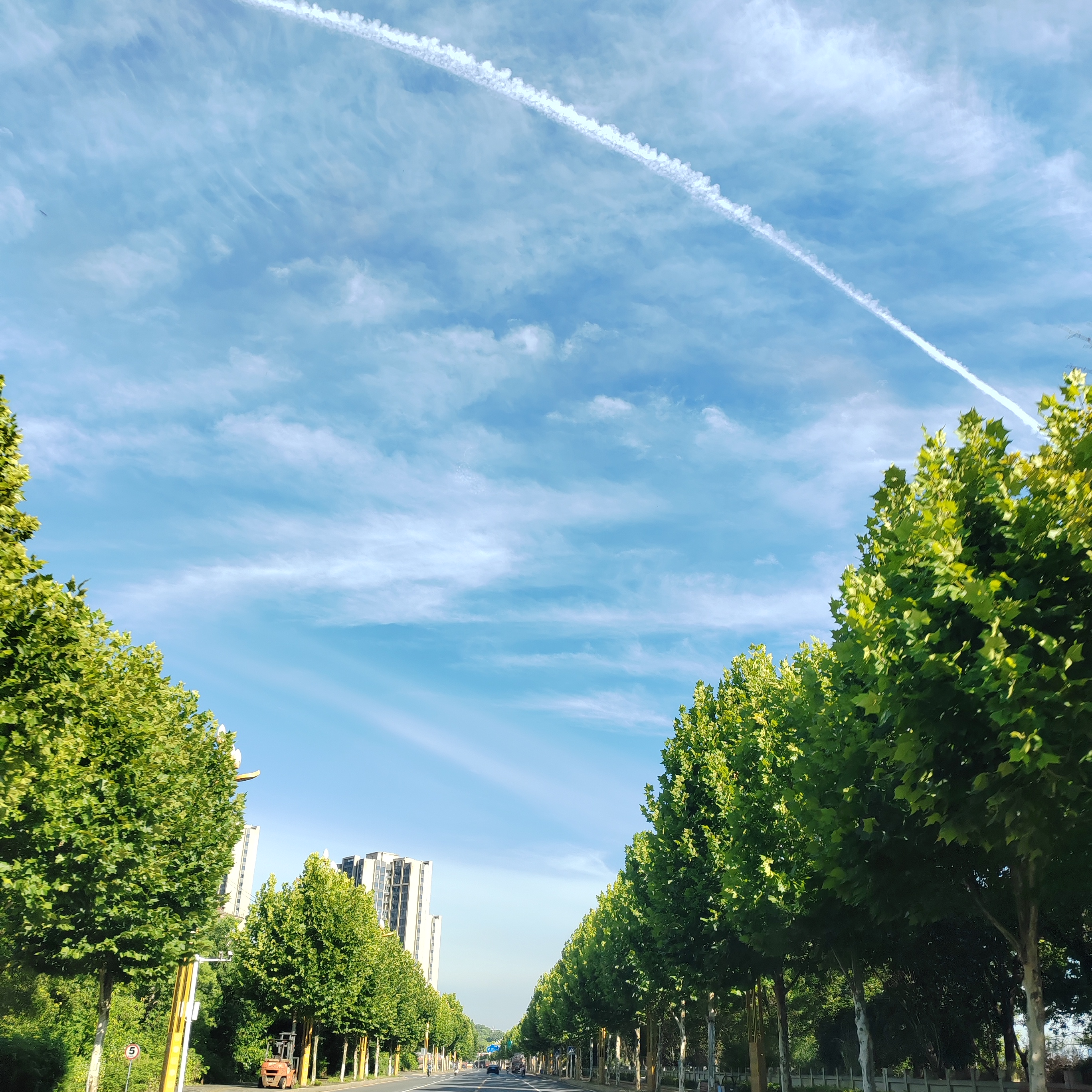 每日分享一句人生感悟葛优经典台词：思念就是高山上盖寺庙还闲地，你在对面我依然想你，挂念就是，害怕你过得不好，害怕你受委屈，怕你不回来
