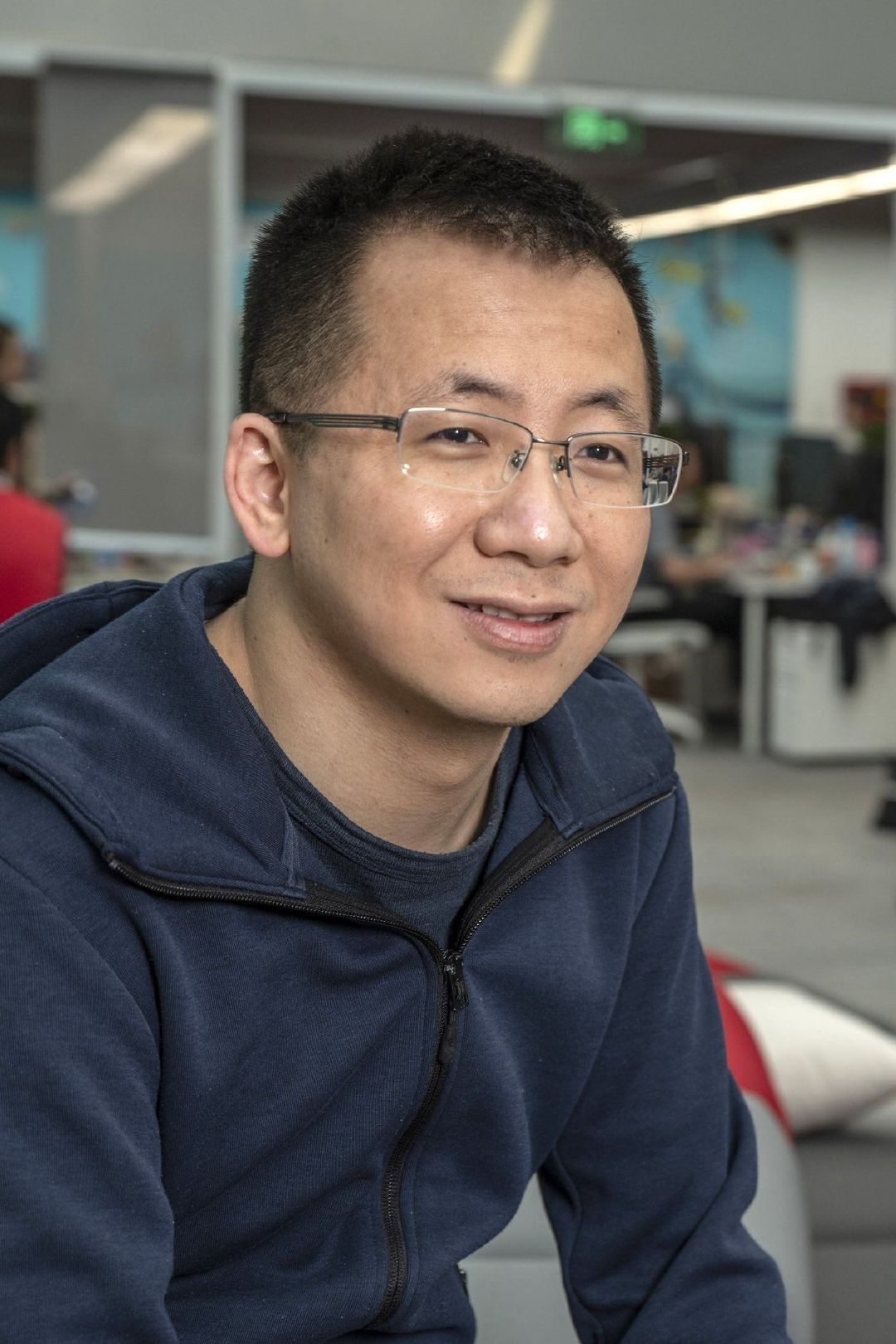 #张一鸣创中国首富财富纪录#43岁的张一鸣以6700亿身家登顶，刷新国内首富纪录，单年财富增加2000亿。财富暴涨的背后，是字节在AI赛道持续投入，大模型带来估值重估。
时代从不缺造富的神话，但神话的底色，是对新方向持续的投入与坚持。 ​