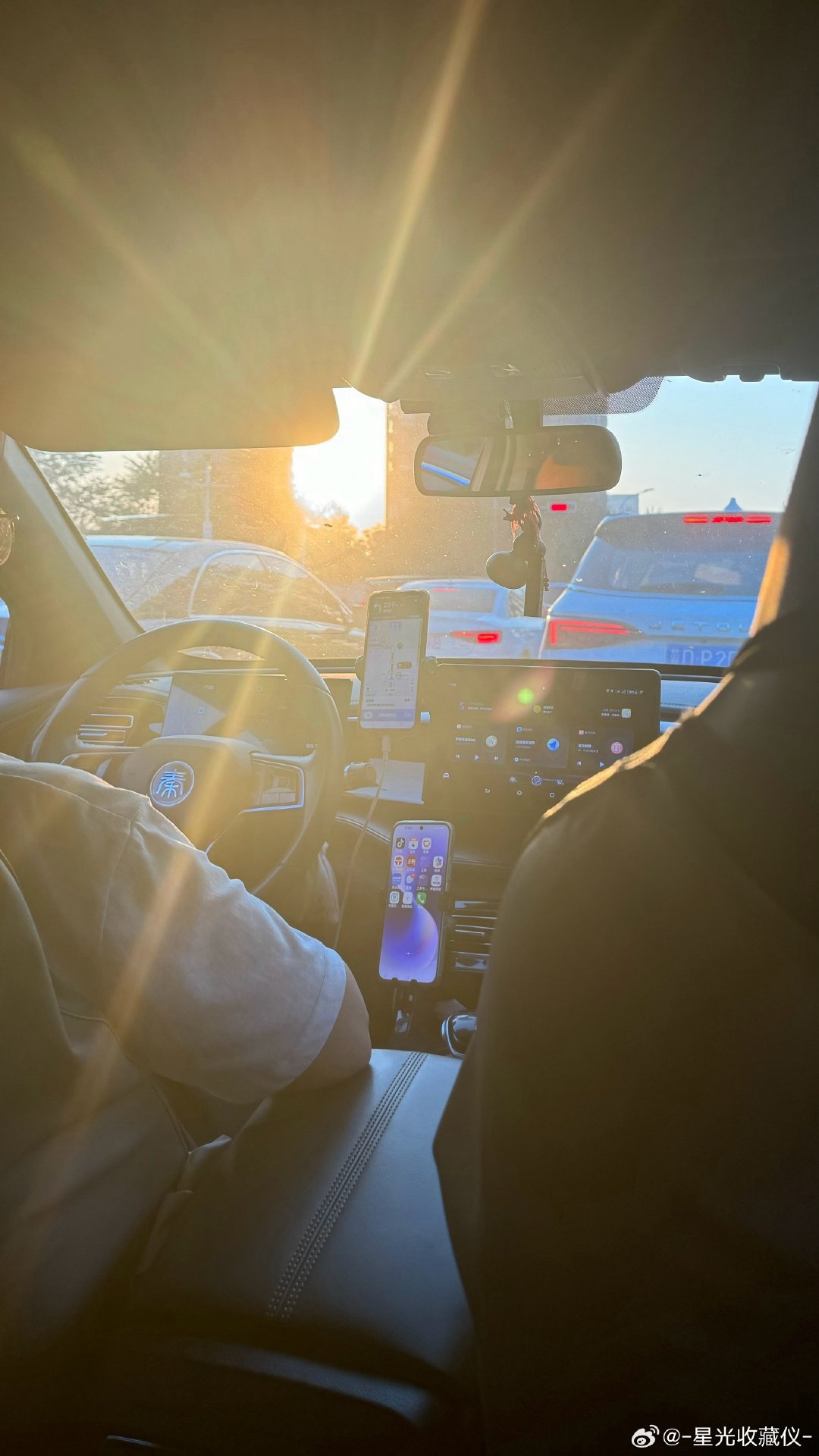 #张婧仪[超话]#  打车🚗打到比亚迪秦[笑cry] ​