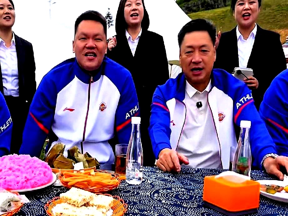 长桌宴上杯盏相碰时，谁想到李春江并没“归隐”。
2023年那纸5年禁赛，要等到2028年4月才松绑，大家以为他只剩钓鱼。

结果，朱芳雨8月交出广东宏远总经理印把子，转头赴贵州石阡长桌宴露个面，9月又拉着王仕鹏直奔广西，筹一支全新的NBL队。
CBA这桌子太挤，青训和外援把人压得喘。
广西民间球疯，