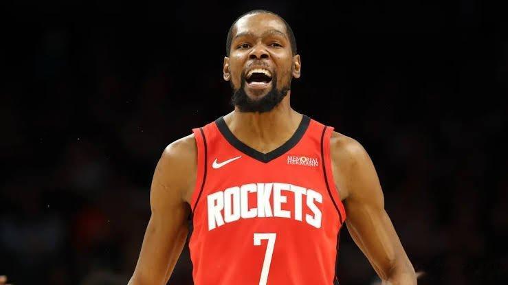 火媒发文：火箭队在Ringer的文章中：最新NBA实力榜中被排为第五佳球队。
 “我发现很容易为火箭队去年发生的事情找借口。休斯顿严重错过了弗雷德·范弗利特，然后严重错过了史蒂文·亚当斯，然后，在季后赛中，严重错过了凯文·杜兰特。”#休斯顿火箭# ​