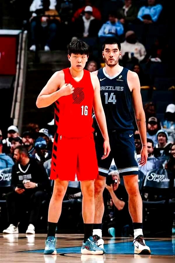 杨瀚森去了一趟美国，硬生生“矮”了两公分。

开拓者训练营名单一出，他在国内报的2米18，变成了2米16。连体重都跟着掉了3磅。

为啥缩水？国内体测习惯穿鞋量，甚至往高了凑个吉利整数。

但人家NBA不吃这套。鞋袜一脱，光脚往墙根一站，激光仪器冷冰冰地一扫，多少就是多少，水分全挤干。

竞技体育从