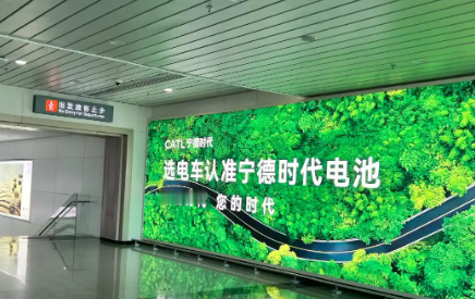 新能源大变局！车企集体“去宁化”，宁德时代压力来了！

曾毓群大概没想到，自己一句“触目惊心”的批评，竟然成了回旋镖。他在行业论坛上痛批“速成车”，说部分电池产品出现批量故障，结果外界一解读——这不就是在说那些不用宁德时代电池的车企吗？

话音刚落，理想、小米、鸿蒙智行、小鹏纷纷削减宁德时代订单，转