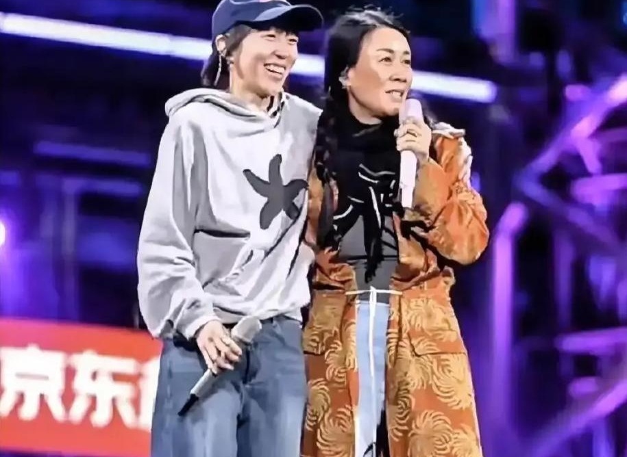 叫前辈“老师”还能被当场打回重叫？窦靖童这声称呼，把人情世故拿捏明白了。
2023年《声生不息》的舞台上，她唱完歌跟那英打招呼，客客气气喊了声“那英老师”。那英立马扭头：“啥？你喊我啥？”窦靖童抿嘴一笑，乖乖改口：“阿姨。”那英这才满意，眉毛一扬冲旁边人炫耀：“听见没？她都喊我阿姨的。”私下更随意，