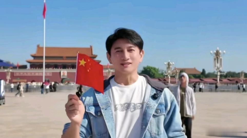 吴奇隆举国旗遭台湾取消活动，他对此表示称，不赚钱也是这个立场
吴奇隆用实际行动给台湾艺人打了个样，他直接站在天安门广场举国旗送祝福，这才是真正的表明立场，完全不藏着掖着，不过，次日，吴奇隆便遭台湾取消了棒球开球活动，对此，他以“不赚钱也是这个立场”强硬回应，不仅如此，他还贴脸开大 ​