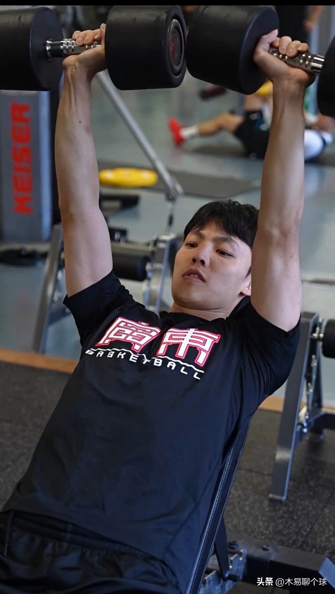 广东宏远男篮最新消息；
据广东宏远男篮俱乐部在社媒上发布最新训练视频。徐杰、周鹏领衔一众队友疯狂训练撸铁。徐杰、周鹏、王洪泽、张文逸和陈家政等球员依次出镜。但是，还没有见到新外援卢卡·博齐奇参与到日常训练当中！
广东足球史上第一前锋是哪位球员?广东宏远