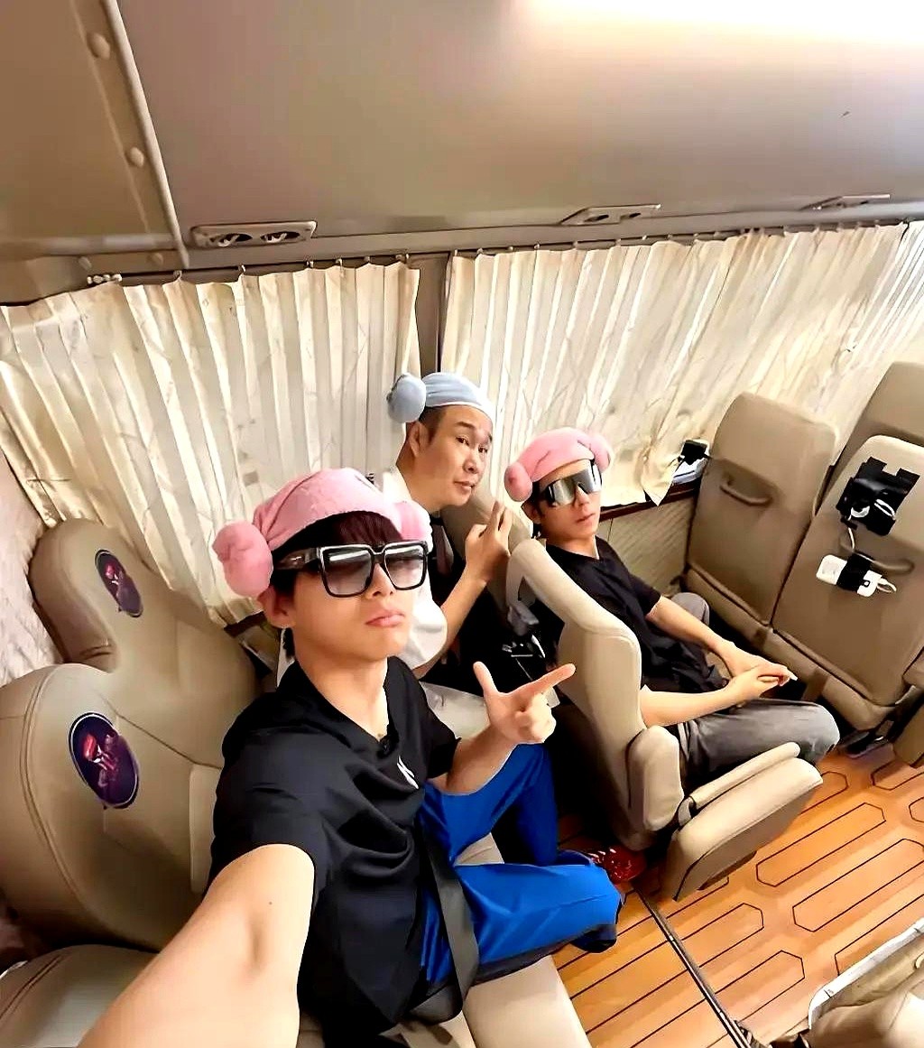 连跳两场能把年轻人累趴的高难度唱跳，姚琛一把抢了过来。

决赛选歌，40多岁的小沈阳体力见底。姚琛二话不说，直接把最耗体力的骨头挑走，硬把小沈阳护在身后。

从一开始互不相识，到如今弟弟们心甘情愿围着他转、替他扛雷。成年人的尊重，从来不是靠年龄压出来的，而是靠真心换回来的。

名次终究是虚的，但能在