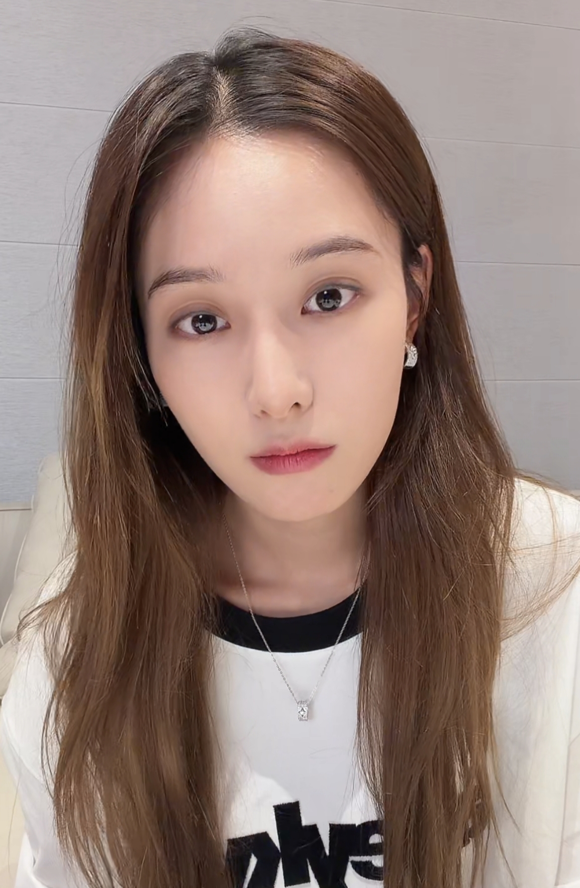 徐艺洋直播正面回应所有争议。
她明确澄清，自己和黄子韬只有一个孩子，且是自己亲生。
同时为黄子韬辟谣，生子前后对方除了工作，全程陪伴在侧。
 
对于最受争议的“骗粉丝”言论，她道出了核心关键。
网传她早年否认生子的直播片段，全部是2021年之前的旧内容。
如今被人单独截取、剥离时间背景，刻意拿来断章