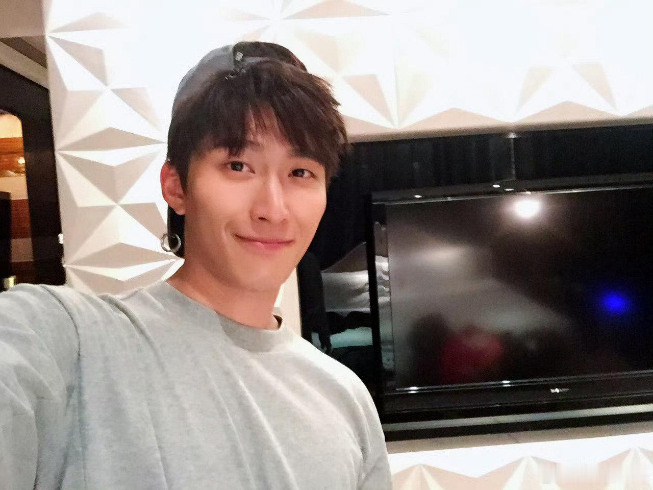 #窦骁[超话]# 你以为素颜就不帅了吗 ​