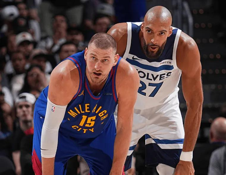 爱德华兹：我告诉戈贝尔别下手掏球，约基奇会假摔骗犯规 04月22日讯...