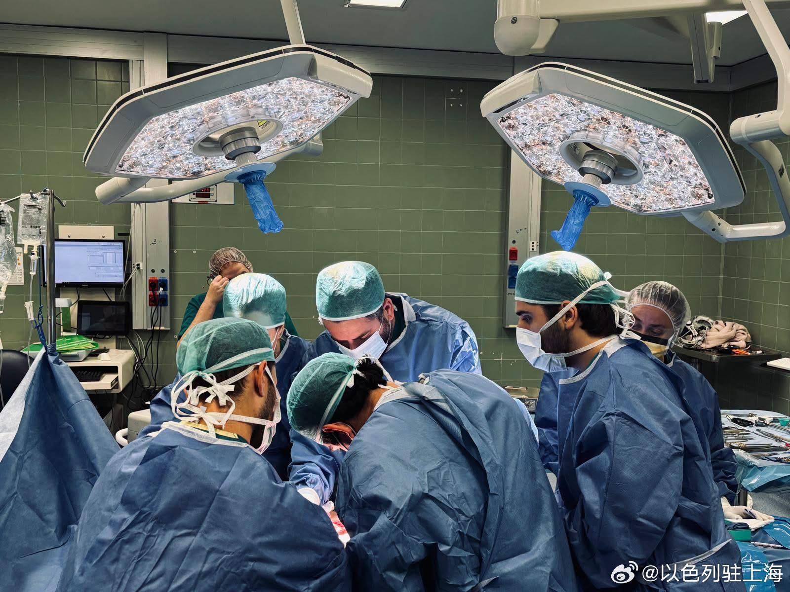 【以色列医学新突破：3D打印植入物助力肩关节重建】

41岁的Sh是三个孩子的母亲，因手臂轻微疼痛逐渐加重，前往以色列沃尔夫森医院就诊。经检查，她被确诊为软骨肉瘤，一种罕见且高度恶性的骨肿瘤。

手术面临双重挑战：既要彻底切除肿瘤，又要最大限度保留肩关节和手臂功能。医疗团队没有采用传统植入 ​