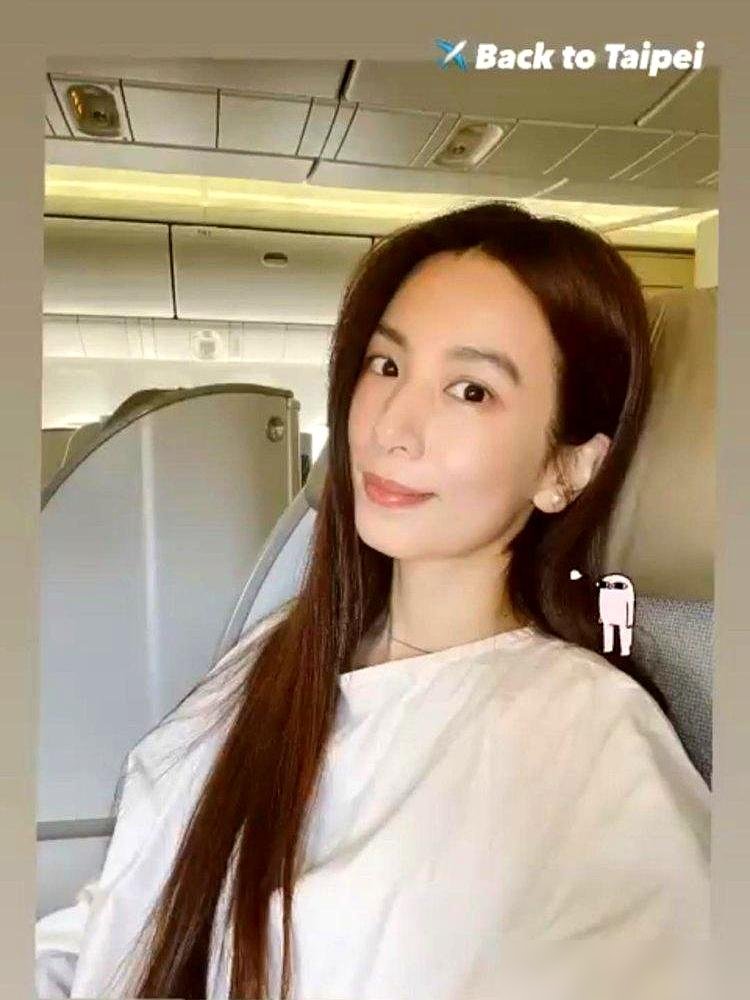 田馥甄连开6场小巨蛋，不请一个嘉宾，全场自己扛。
票价最低800块，还搞实名抽签，摆明了不想让黄牛赚一分钱。这在现在的演唱会市场，简直是异类。
筹备三年才发专辑，录歌时因为觉得自己唱得不如AI Demo，直接在录音室哭出来。别的歌手忙着上综艺、跑商演，她跑去芬兰取景，找吴青峰、葛大为慢慢磨。