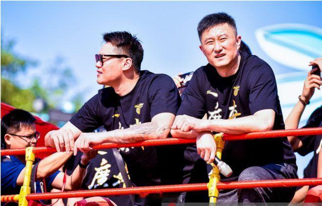 #cba# 8月24日晚上，广东宏远男篮官方宣布，任命前主教练杜锋为广东男篮总教练，前总经理朱芳雨为荣誉顾问，这也意味着两位宏远名宿彻底离开了俱乐部的一线管理岗位。朱、杜亦正亦邪，离开可能对宏远男篮发展更有利！ ​