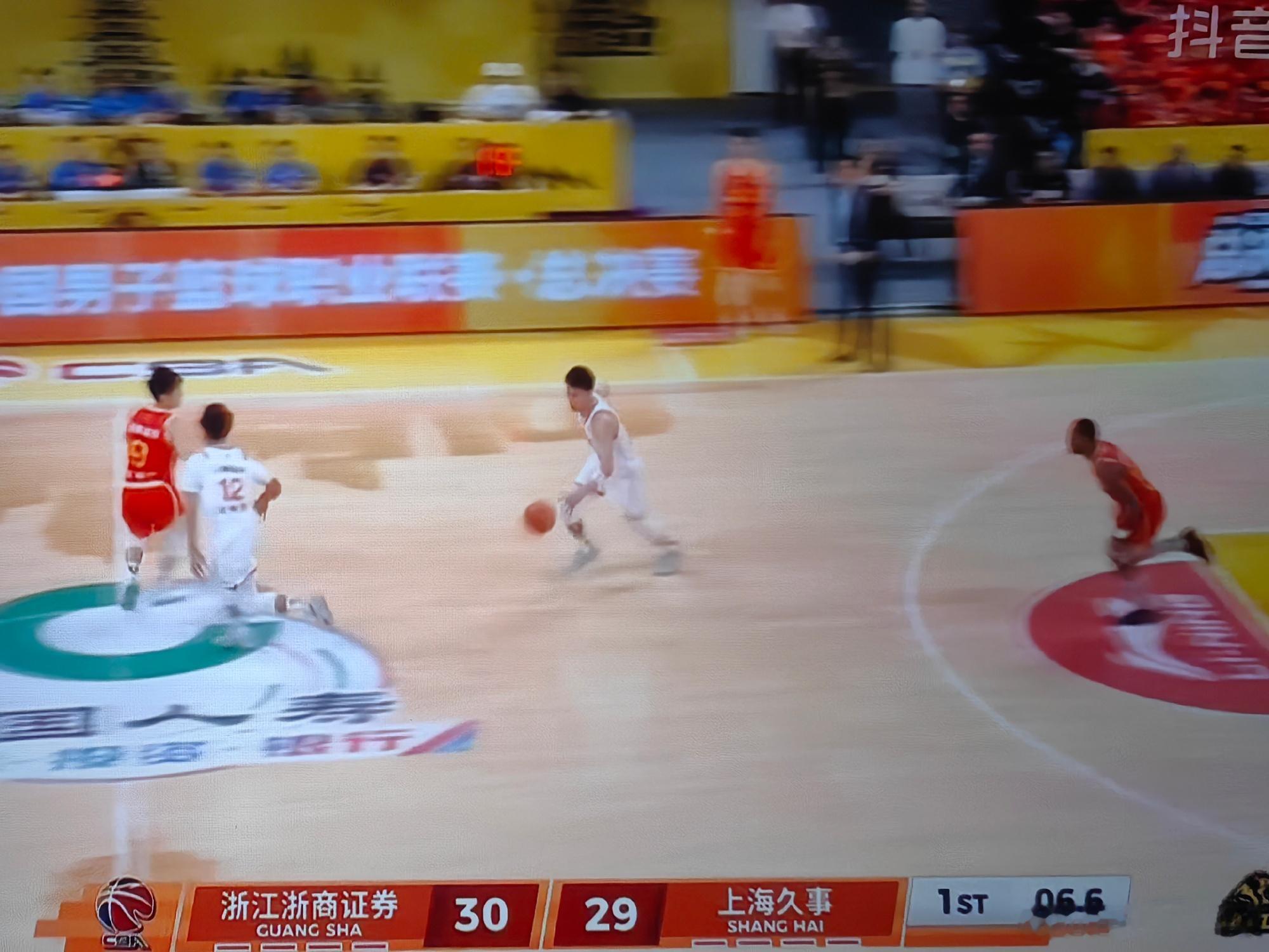 5月的最后一天，CBA总决赛战至第三场，上海久事在前主场连胜两场比赛...