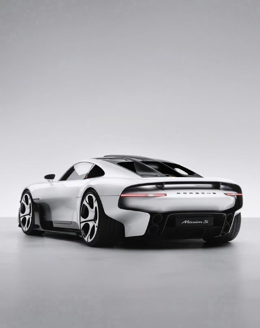 特斯拉Roadster
保时捷Mission X 复原图

哪个好看点[捂嘴哭] ​