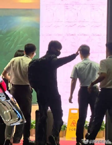 看到天线宝宝送机李现去新西兰路透
李现下车双手、单手、走进门转身单手挥动的手臂，最好的李现展示在大家面前。