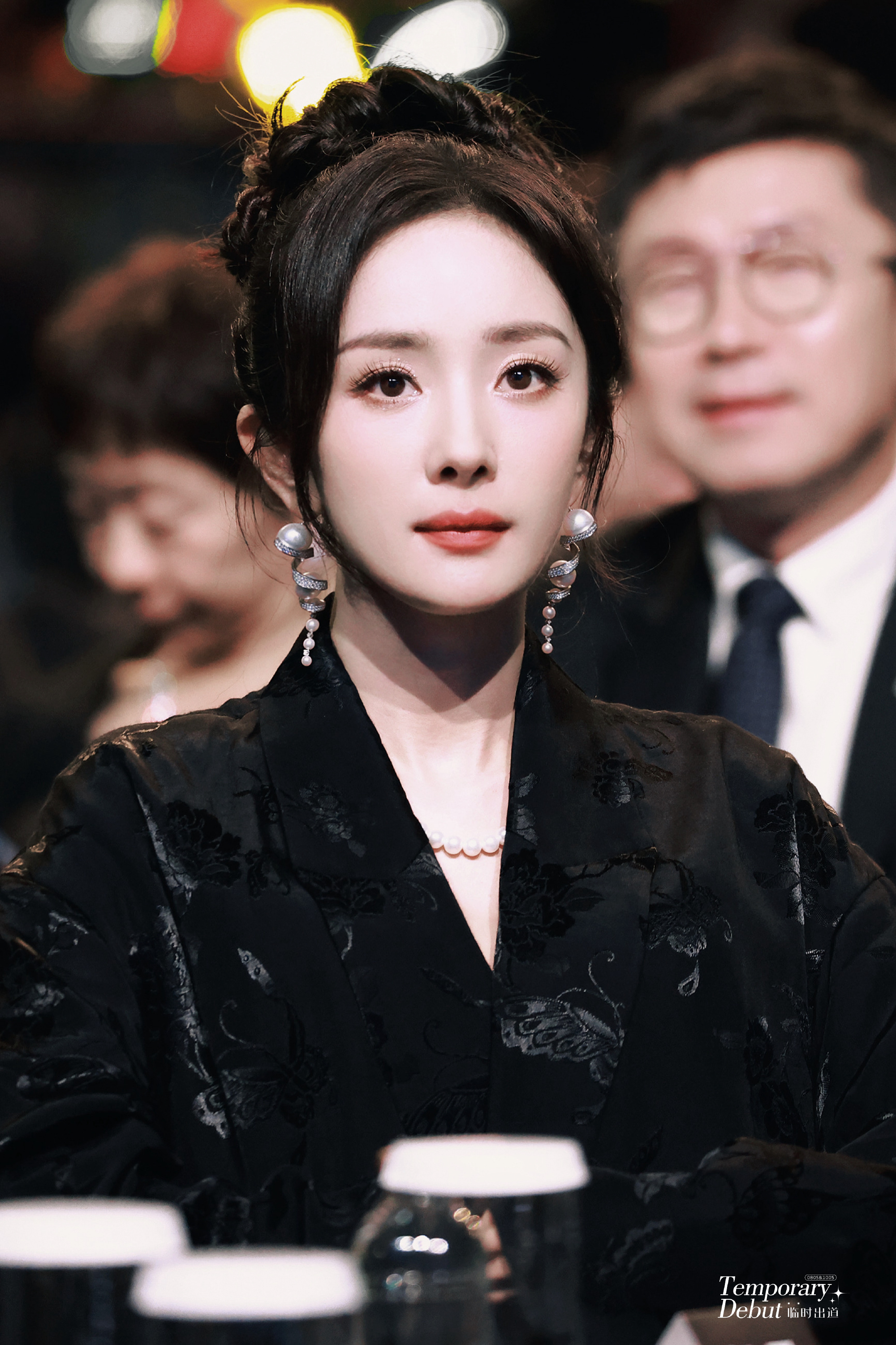 杨幂奖运真的不如赵丽颖？
赵丽颖24年，是手握一部主演的电视剧《风吹半夏》，搭档欧豪，一部电影《第二十条》里的女配，由张艺谋执导，却连续入围了白玉兰、金鹰奖、飞天奖最佳女主角，百花奖、金鸡奖最佳女配角。最终拿了金鹰奖+飞天奖+百花奖三个奖。 
杨幂26年，也是手握一部主演的电视剧《生万物 ​