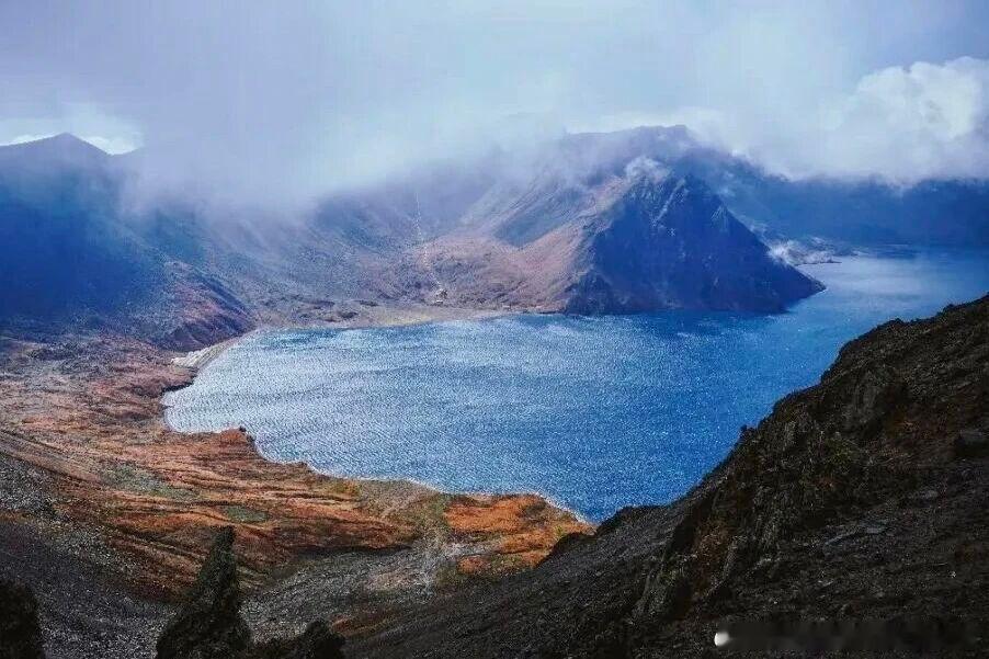 新疆胡杨观赏指南 🌟驰骋万里国道·同心共赴山河——G331“最美边境公路”吉林·新疆双向奔赴自驾活动即将启程！🚗 发车仪式：9月17日 11:00📍 新疆段线路阿勒泰市五百里风情街→可可托海三号矿坑→可可托海世界地质公园→可可苏里→三道海子景区→塔克什肯口岸→木垒原始胡杨林→叶勒森沙漠→巴里坤草原→伊吾胡杨景区（收车仪式）📍 吉林段线路集安市滨江休闲广场→鸭绿江国门景区→滴台村→溪谷景区→千年崖城景区→长白山华美胜地度假区→聚龙火山石林景区→长白山北景区→军舰山→三合镇古树咖啡驿站→中国朝鲜族民俗园→防川村龙虎阁→珲春市渤海古镇（收车仪式）一条路连接两片土地——新疆与吉林。用车轮丈量山河，以同行共赴远方。驰骋万里国道，同心共赴山河。沿着G331去新疆追秋吉新同心奔赴G331 （新疆是个好地方V）
