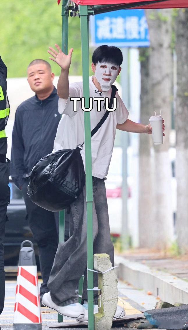 #张睿[超话]#  我依然相信这个世界上所有的美好，我也始终坚信你一定可以，披荆斩棘，睿不可挡，加油！[打call][打call]​