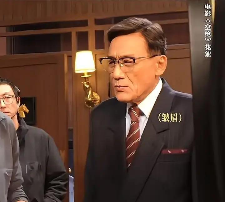 影帝梁家辉当众说，自己讨厌朱一龙。其实是路演现场的玩笑话，讨厌是夸他太英俊，说自己拼一辈子都没长这么好比自己年轻时还俊。梁家辉夸他是真走心，说朱一龙为拍《空枪》，苦练粤语到凌晨四点。跟他对戏此生无憾，还跟全行业安利，一定要找朱一龙拍戏。朱一龙也一直给足前辈尊重，早前颁奖礼还下意识扶过梁家辉，俩人双向