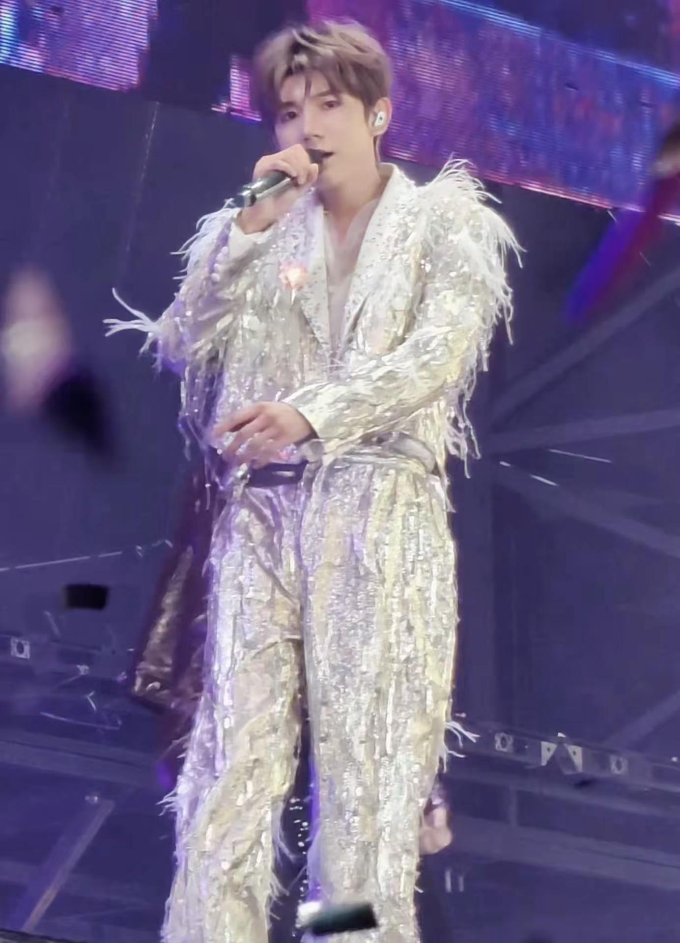 此刻这一秒只属于我和你#和心爱之人对视 #王源演唱会